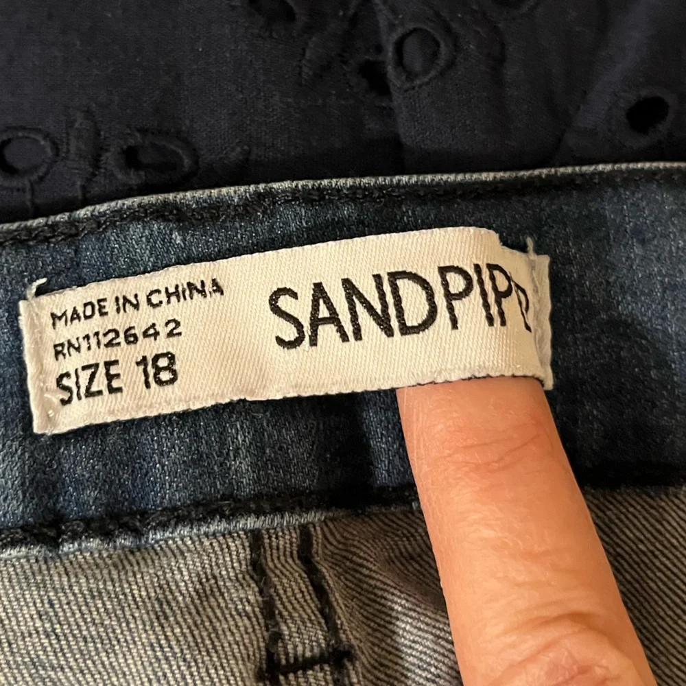 Sandpiper Embroidered Dark Wash Cropped Jeans – Floral – Size 18 - Picture 8 of 15